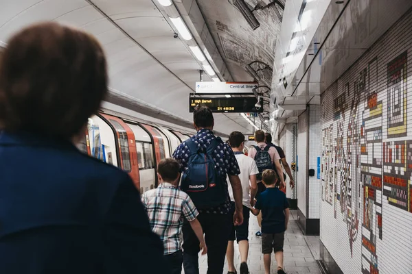 Gente caminando en Tottenham Court Road London Underground statio — Foto de Stock