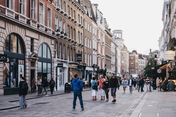 Ludzie chodzą obok sklepów na ulicy w Covent Garden, Londyn, — Zdjęcie stockowe