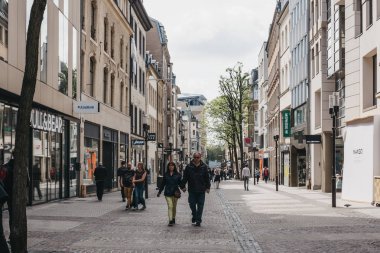 Lüksemburg City, Luxemb bir sokakta dükkanların önünden geçen insanlar
