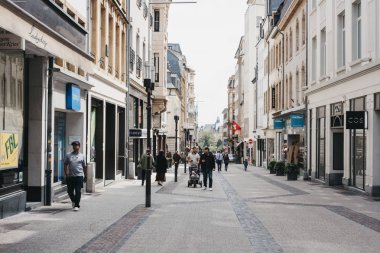 Lüksemburg City, Luxemb bir sokakta dükkanların önünden geçen insanlar