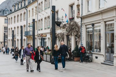 Lüksemburg City, Luxemb bir sokakta dükkanların önünden geçen insanlar