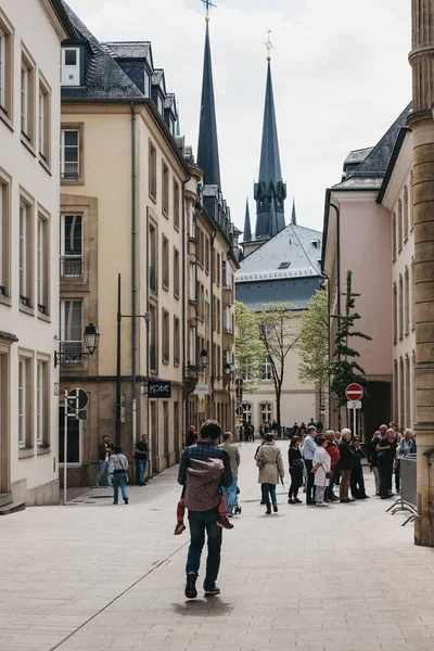 Pessoas andando em uma rua em Luxembourg City, Luxemburgo . — Fotografia de Stock