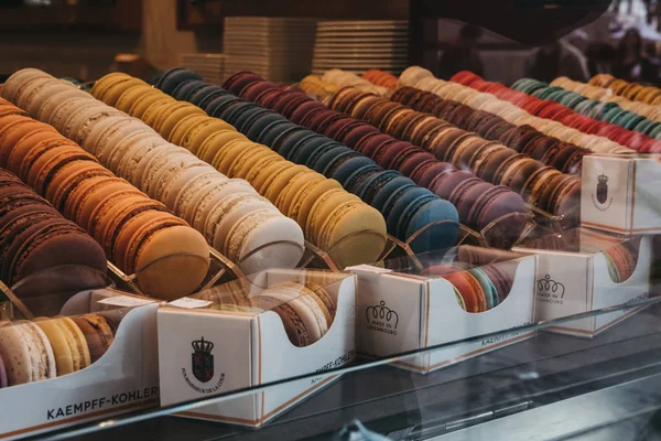 Variety of colourful macaroons on sale inside the house of Kaemp — Stock Photo, Image