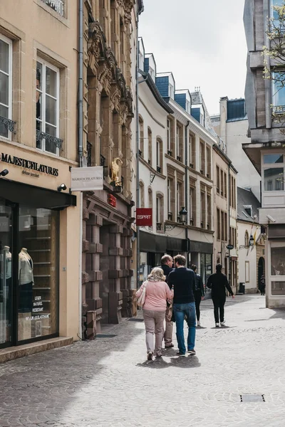Personas paseando por tiendas en una calle de la ciudad de Luxemburgo, Luxemburgo — Foto de Stock