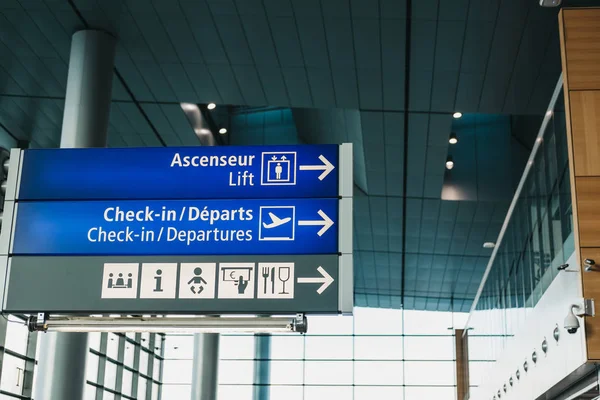Panneaux directionnels vers les installations d'un aéroport . — Photo