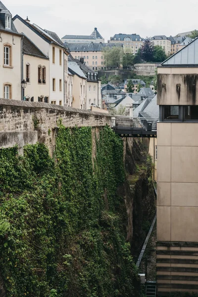 Houses on a cliff in Old Town in Luxembourg City, Luxembourg. — Stock Photo, Image