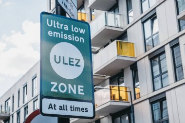 Londra 'da bir sokakta Ultra Düşük Emisyon Bölgesi (Ulez) tabelası, Uk.