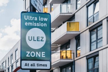Londra 'da bir sokakta Ultra Düşük Emisyon Bölgesi (Ulez) tabelası, Uk.