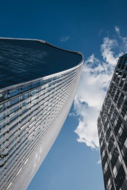 20 Fenchurch Caddesi 'ndeki gökyüzünün alçak açılı görüntüsü, 