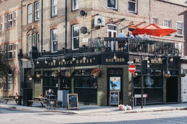 Aldgate, Spitalfields, Londra 'daki Black Horse Bar cephesi., 