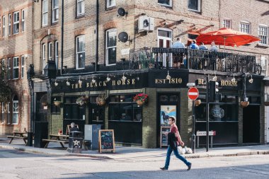 Aldgate, Spitalfields, Londra 'daki Black Horse Bar cephesi., 