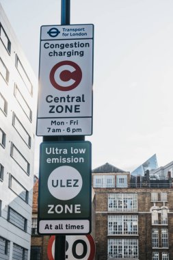 L'de bir sokakta Ultra Düşük Emisyon Bölgesi 'ni (Ulez) gösteren işaretler