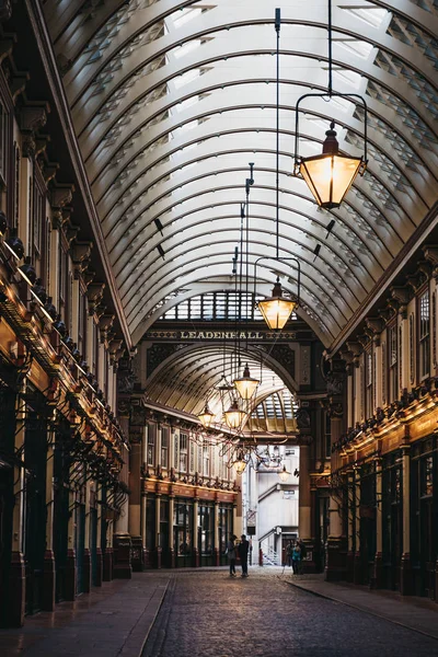 Nombre por encima de las tiendas y cafeterías en la galería de Leadenhall Market, L — Foto de Stock