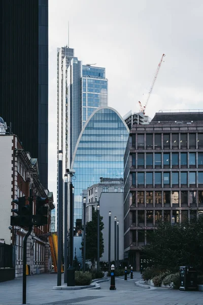 Modernos edificios de oficinas de la City de Londres, Reino Unido, durante h azul — Foto de Stock