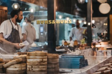 Çörekler ve Çörekler yeniden içinde yemek şeflerin penceresinden görünümü