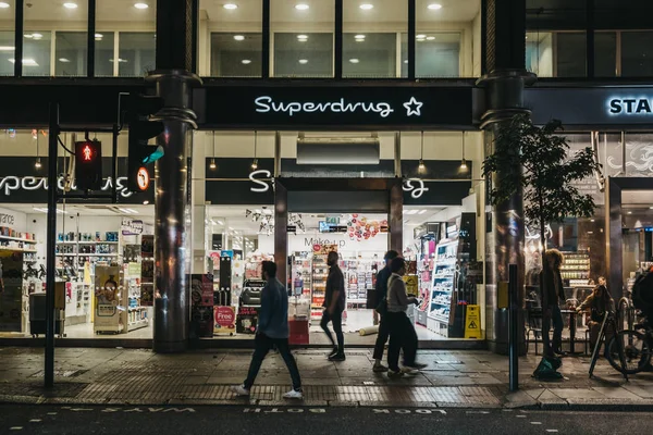 Pessoas caminhando na frente da loja Superdrug em Londres, Reino Unido, no — Fotografia de Stock