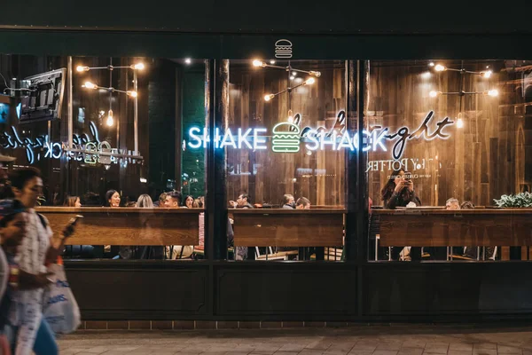 Shake Shack restoranının içindeki insanların penceresinden bak 
