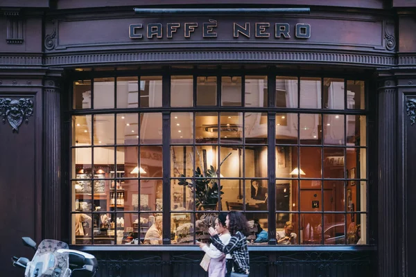 Londra 'daki Cafe Nero Kafe' nin cephesi, Uk. — Stok fotoğraf