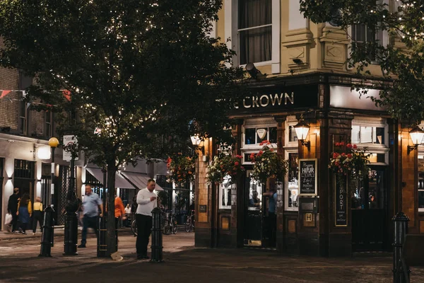 Pessoas passando pelo pub Crown e lojas em Seven Dials, Cove — Fotografia de Stock