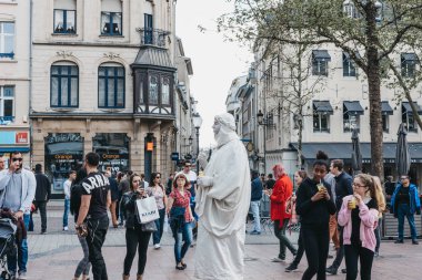 İnsanlar Lüksemburg 'un şehir meydanında canlı heykele bakıyor.