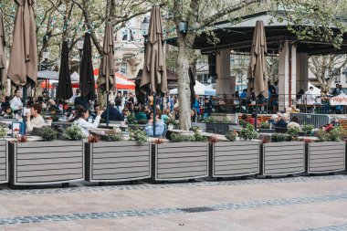 Lüksemburg 'un şehir meydanındaki bir kafede yaşayan insanlar.