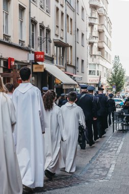 Luxe 'da bir sokakta yürüyüş bandosunu izleyen dini tören alayı.