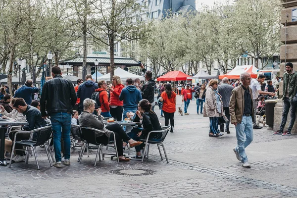 Pessoas na praça da cidade de Luxembourg City, Luxemburgo . — Fotografia de Stock