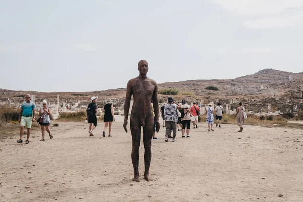 Metal bodyform statue by Antony Gormley on the Greek island of D — Stock Photo, Image