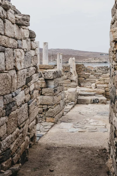Statyer och ruiner på den grekiska ön Delos. — Stockfoto