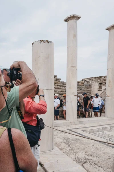 Les gens qui prennent des photos des ruines de la Maison de Dionysos sur l'île de — Photo