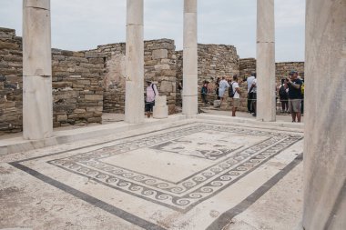 Dionysos Evi 'nin etrafında dolaşan insanlar D Adası' nda harabeler oluşturuyor.