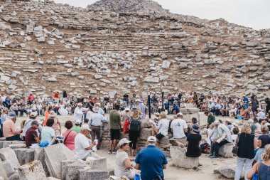 Turistler Gree 'deki antik tiyatroda gösteri izliyorlar.