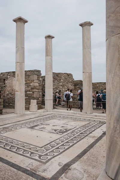 Les gens qui se promènent autour des ruines de la Maison de Dionysos sur l'île de D — Photo