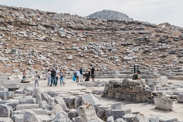 Turister promenader bland ruiner av antika teatern på den historiska — Stockfoto