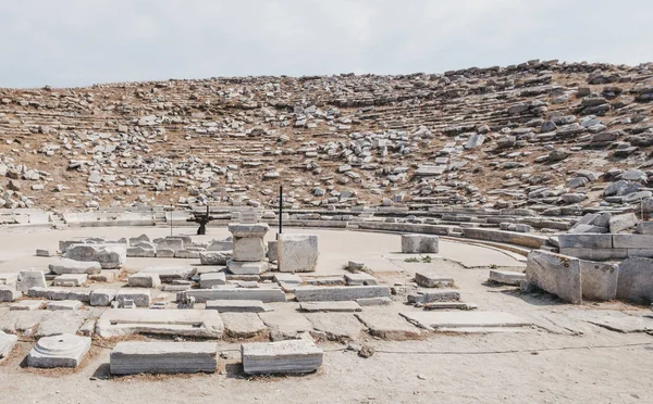 Ruines du théâtre antique en plein air sur l'île grecque de Delos . — Photo