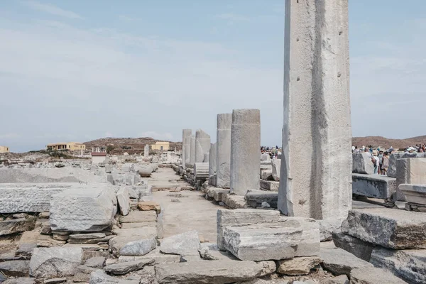 Kolumner och ruiner på den heliga vägen på ön Delos, Gree — Stockfoto