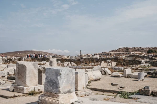 Ruiner av agora på ön Delos, Grekland, turné grupp och mu — Stockfoto
