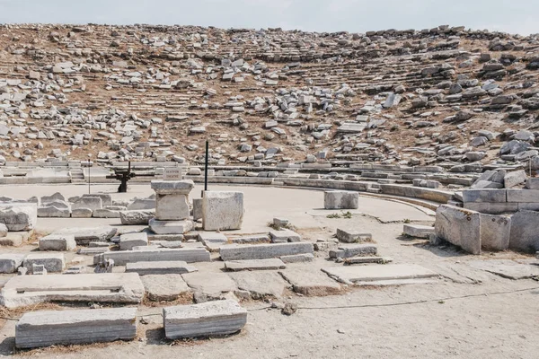 Ruines du théâtre antique en plein air sur l'île grecque de Delos . — Photo