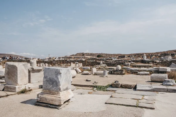 Ruiner av agora på ön Delos, Grekland, turné grupp och mu — Stockfoto