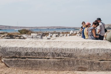 Yunan adası Delos 'taki kutsal yoldaki harabeler üzerine yazılar