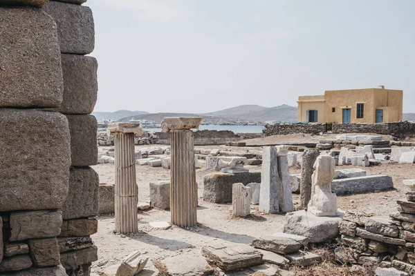 Colonnes et ruines sur la Voie Sacrée sur l'île de Délos, Gree — Photo