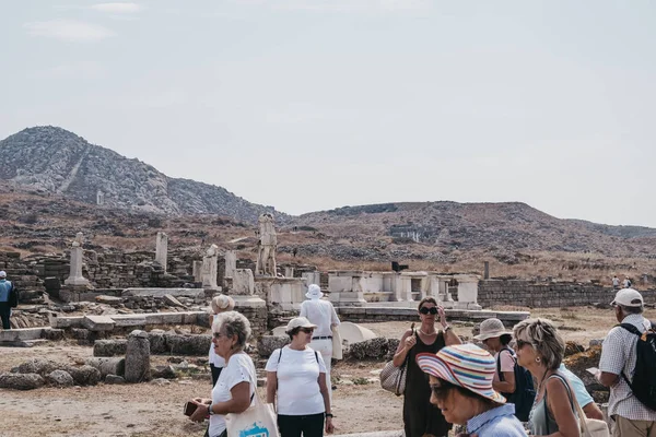 Statues devant le temple de Dionysos sur l'île grecque de De — Photo