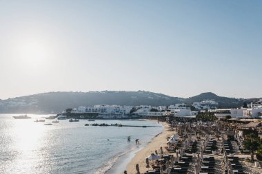 Platis Gialos plajında sıralar dolusu güneşlik, Mykonos, Yunanistan.