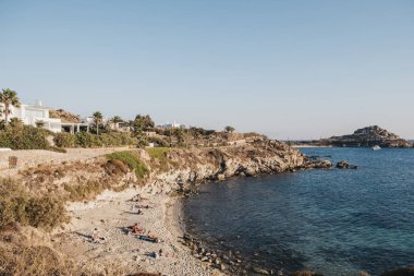 Mykon 'da Platis Yialos yakınlarında gözlerden uzak küçük bir sahil.