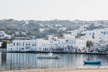 Hora (Mykonos Town), Mykono 'da yeni liman tarafından demirlenen tekneler