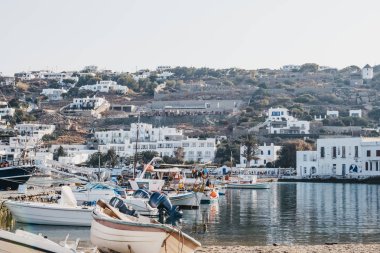 Gemiler Hora 'da demirlemiş, Mykonos Kasabası olarak da bilinir.