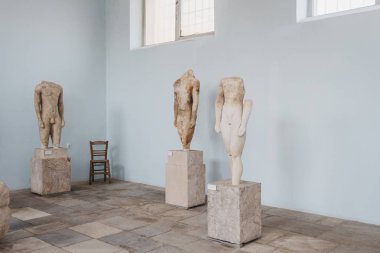 Yunanistan 'ın Delos Arkeoloji Müzesi içindeki heykeller, selec