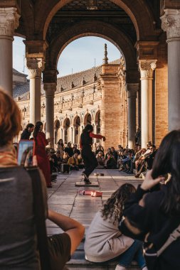 Seville, İspanya - 17 Ocak 2020: Flamenko dansçısı Plaza de Espana, Seville, Endülüs 'te kalabalığın önünde konser verdi. Flamenko İspanya 'nın Endülüs bölgesinden gelmektedir. Seçici odak.