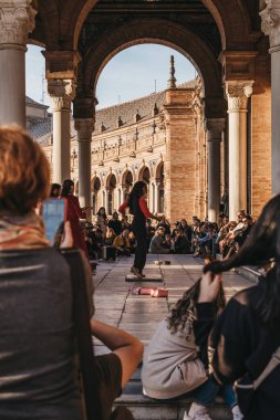 Seville, İspanya - 17 Ocak 2020: Flamenko dansçısı Plaza de Espana, Seville, Endülüs 'te kalabalığın önünde konser verdi. Flamenko İspanya 'nın Endülüs bölgesinden gelmektedir. Seçici odak.