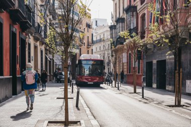 Seville, İspanya - 17 Ocak 2020: Güney İspanya 'nın Endülüs bölgesinin başkenti ve popüler bir turizm merkezi olan Sevilla' da tipik bir caddede otobüs.